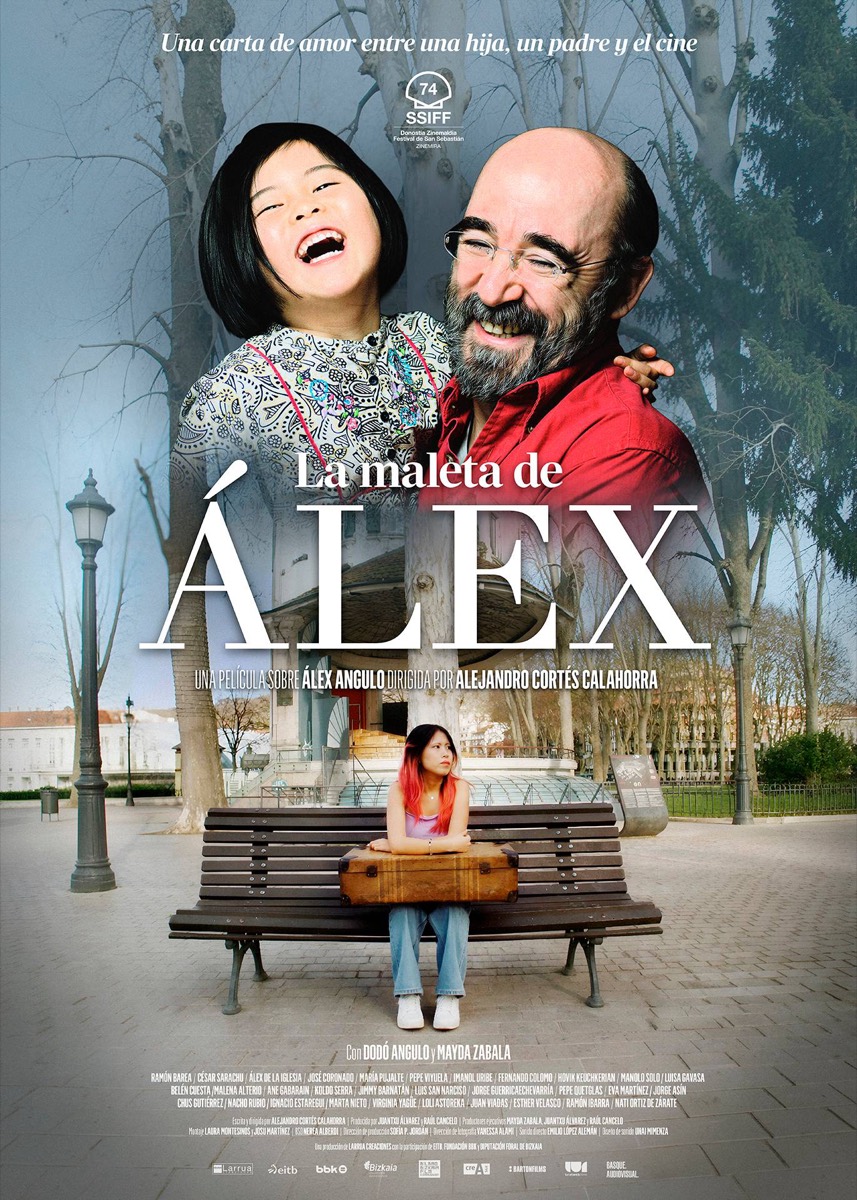 Cartel de La maleta de Álex: Álex Angulo abraza a su hija riendo y, debajo, una joven sentada en un banco con una maleta