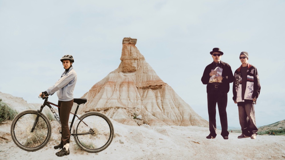 Ciclista ante el Castildetierra junto a dos figuras recortadas